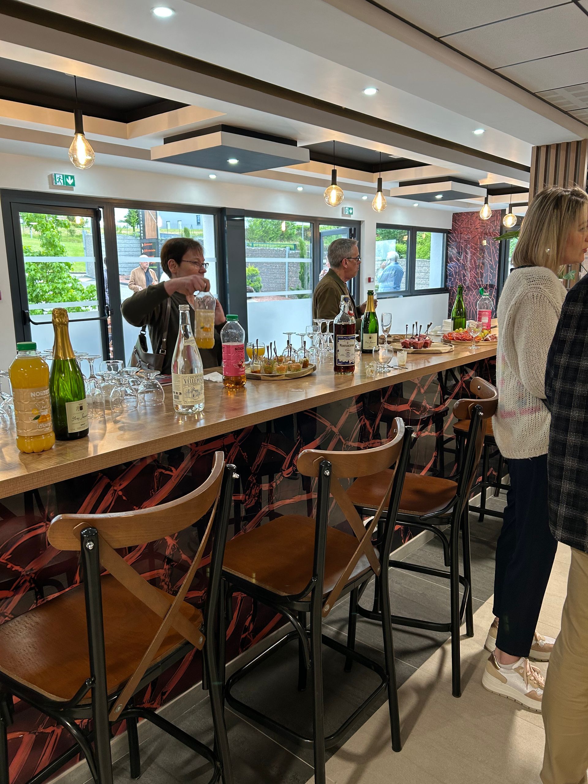 Clients au bar, boissons et petits fours