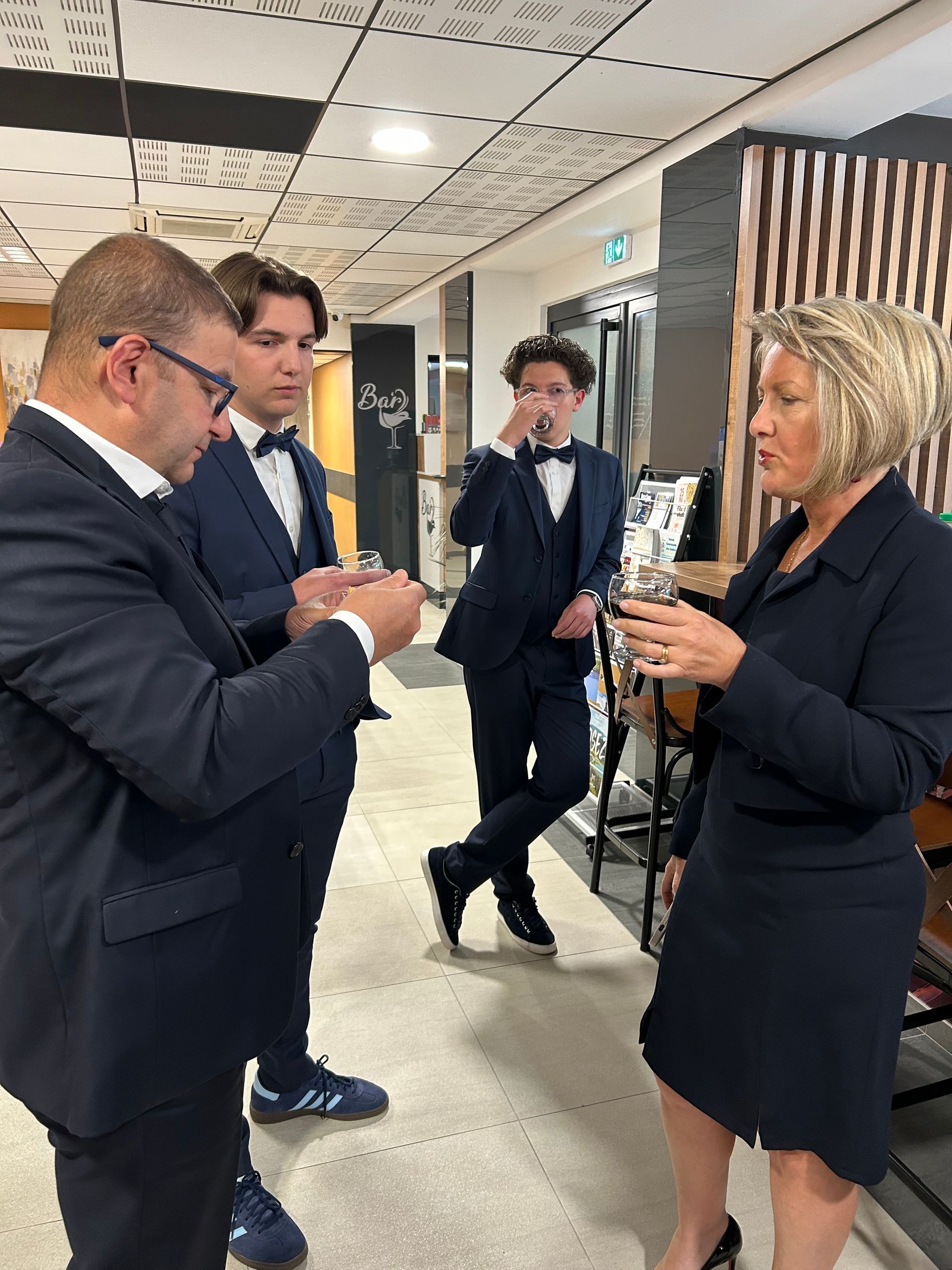 Groupe de clients en costume