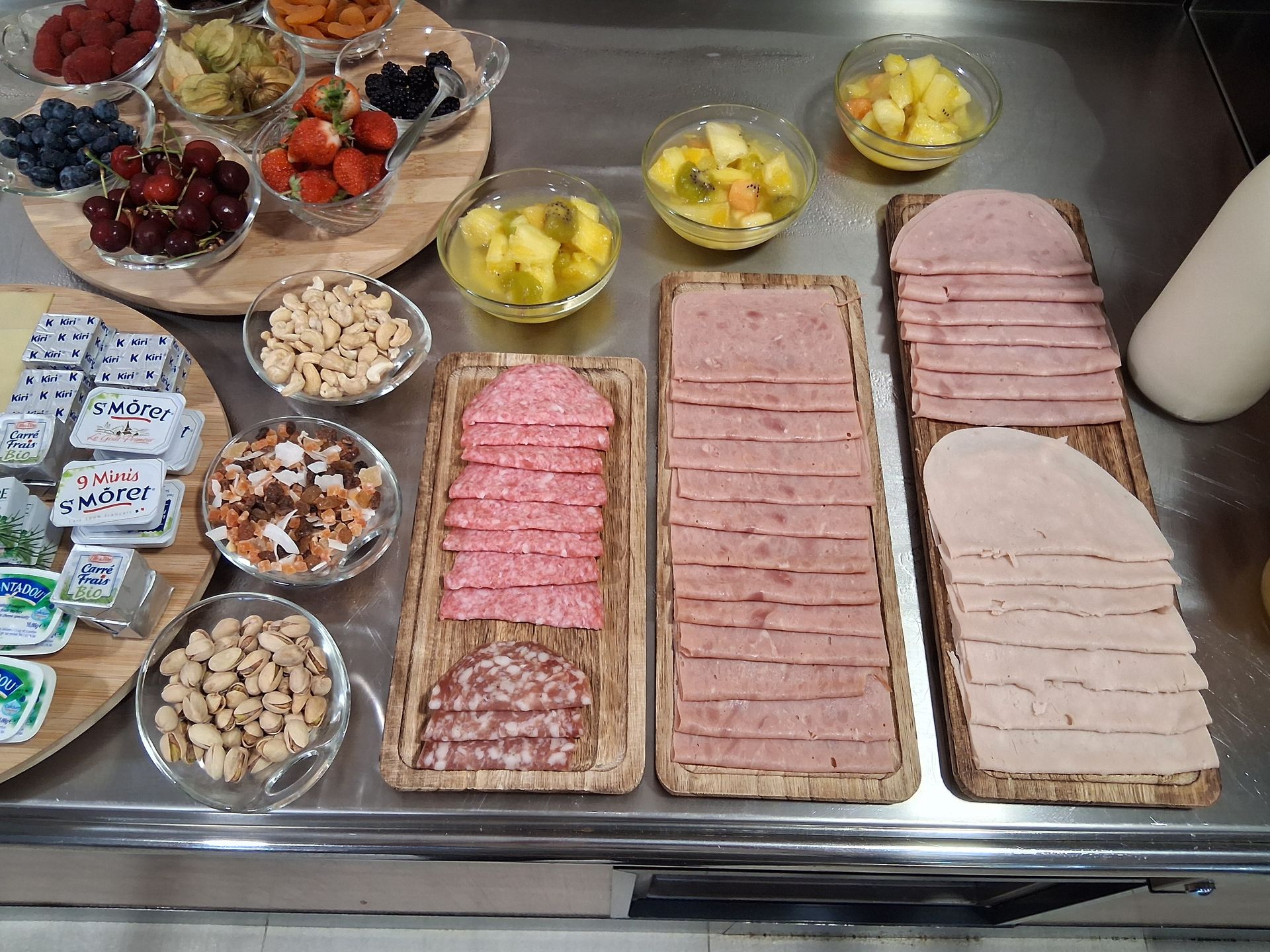 Charcuteries, pistaches, fruits secs, salades de fruits frais