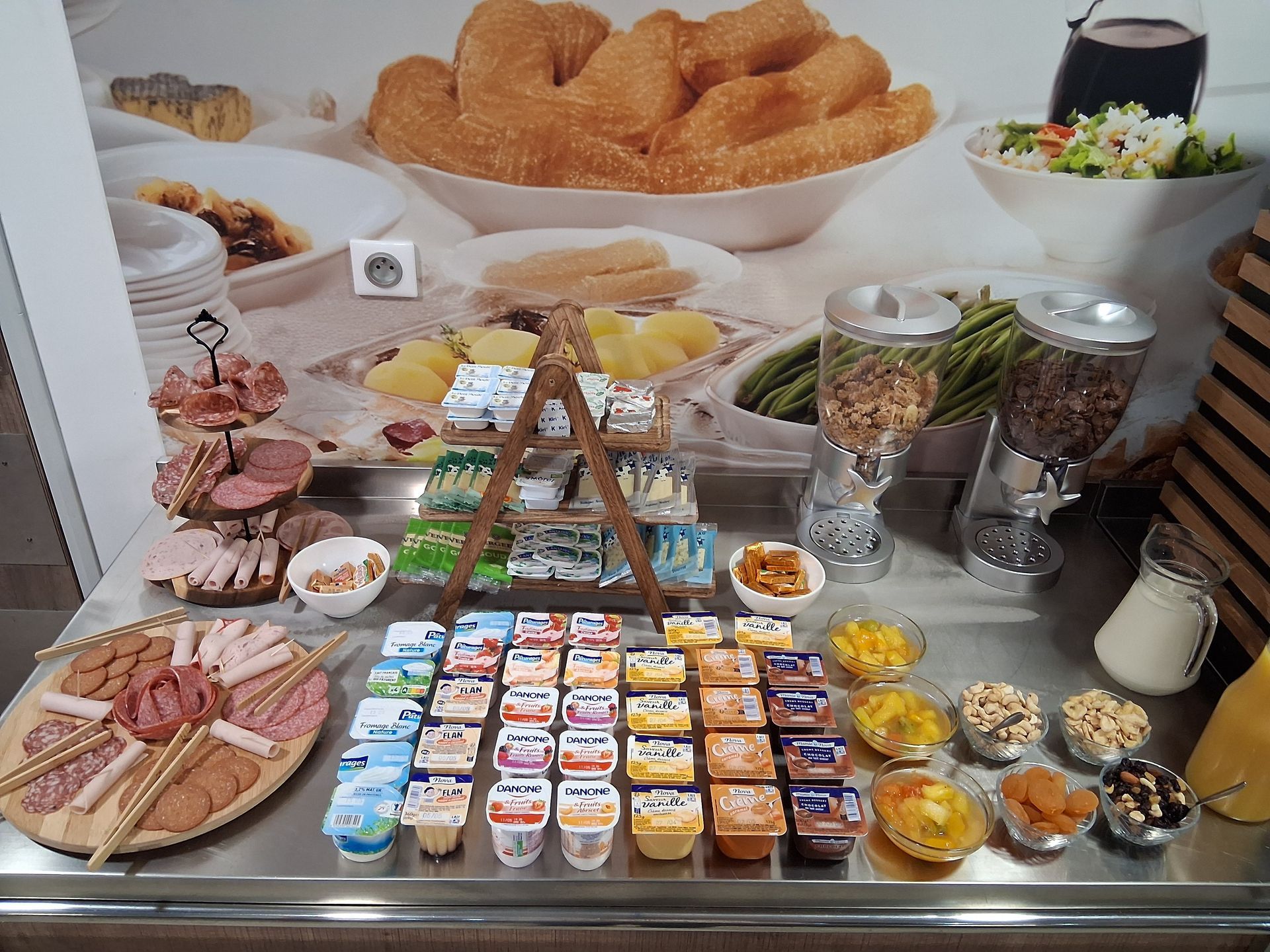 Buffet avec assortiments salés et sucrés pour petit déjeuner