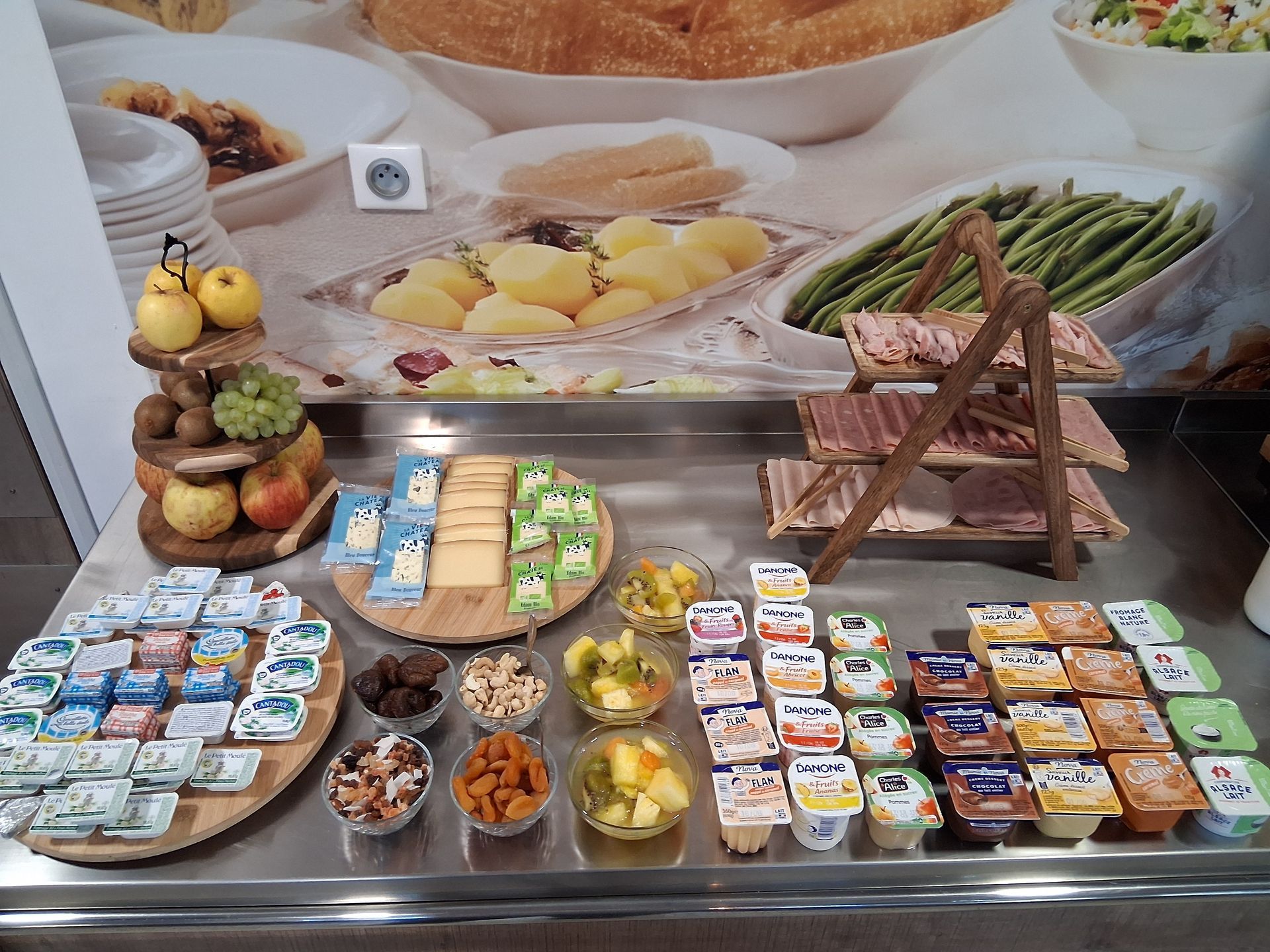 Fruits frais et secs, fromages, flans, compotes