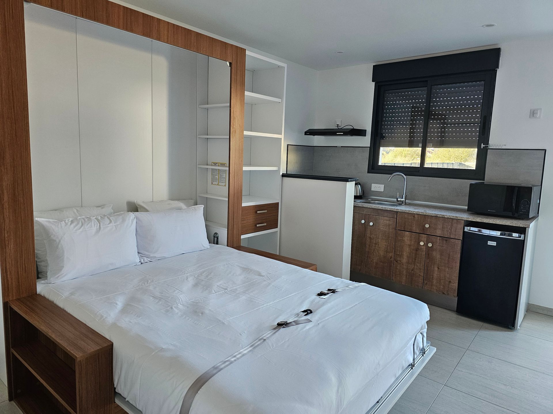 Gros plan sur le lit et la cuisinette