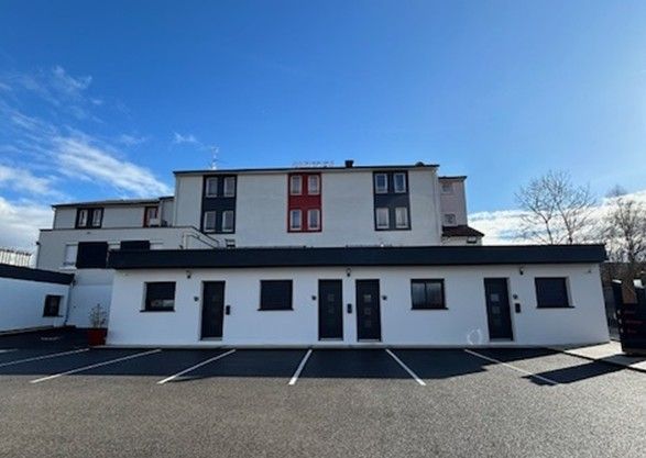 Devanture tricolore, entrées des appart hôtels