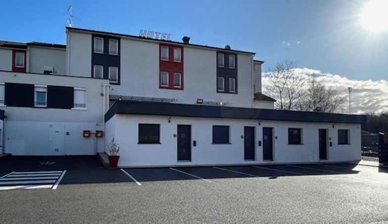 Devanture tricolore du côté des appart'hôtels