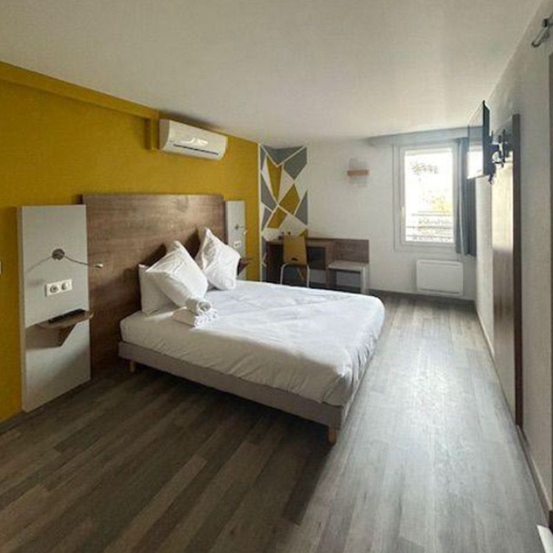 Chambre PMR avec décoration murale