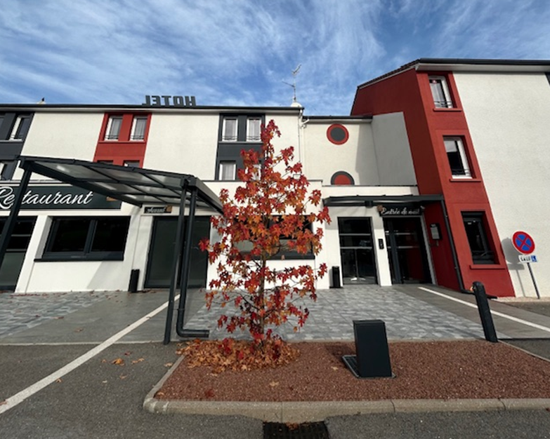 Devanture de l'hôtel avec façade tricolore