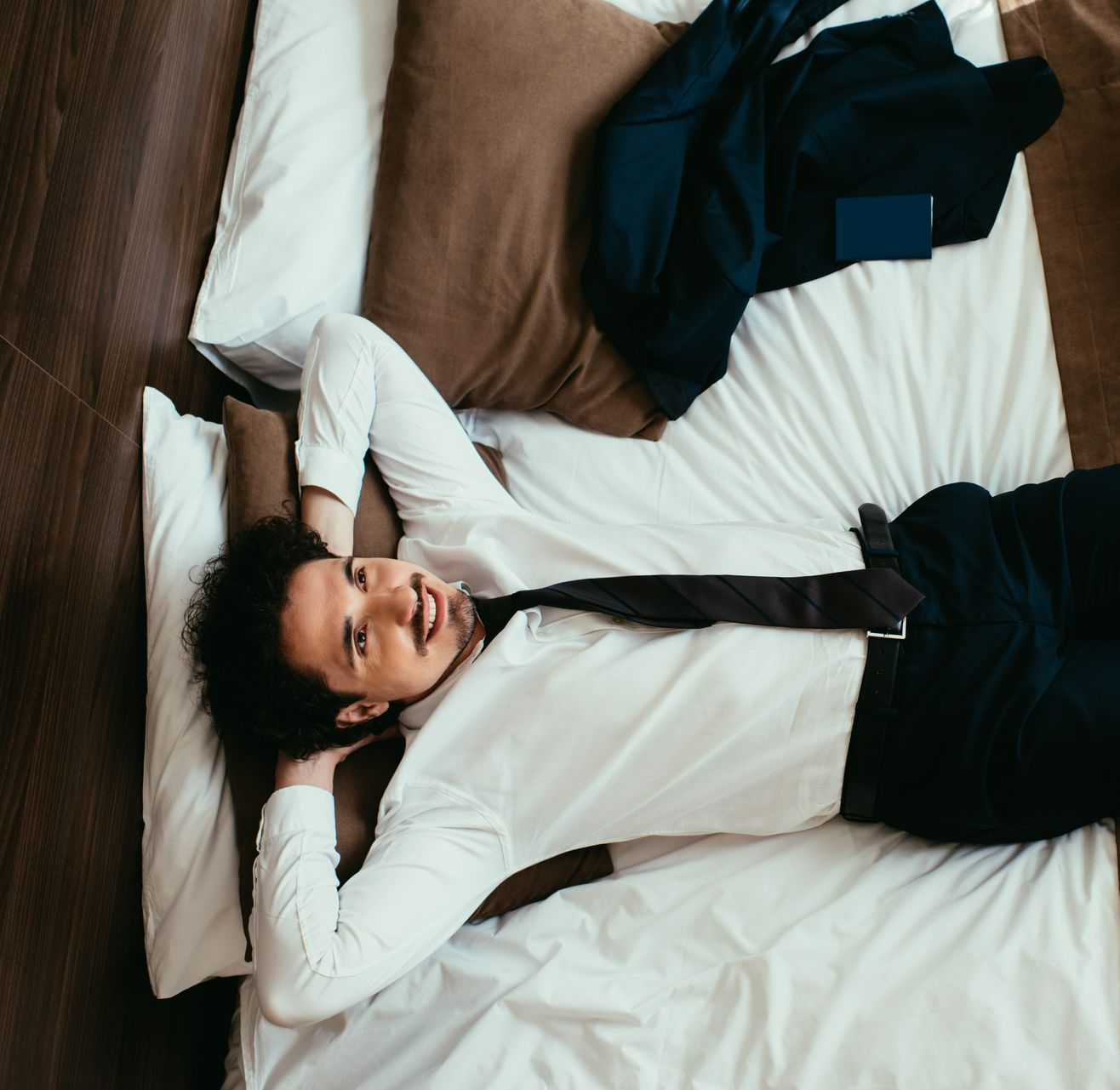 Homme allongé sur un lit