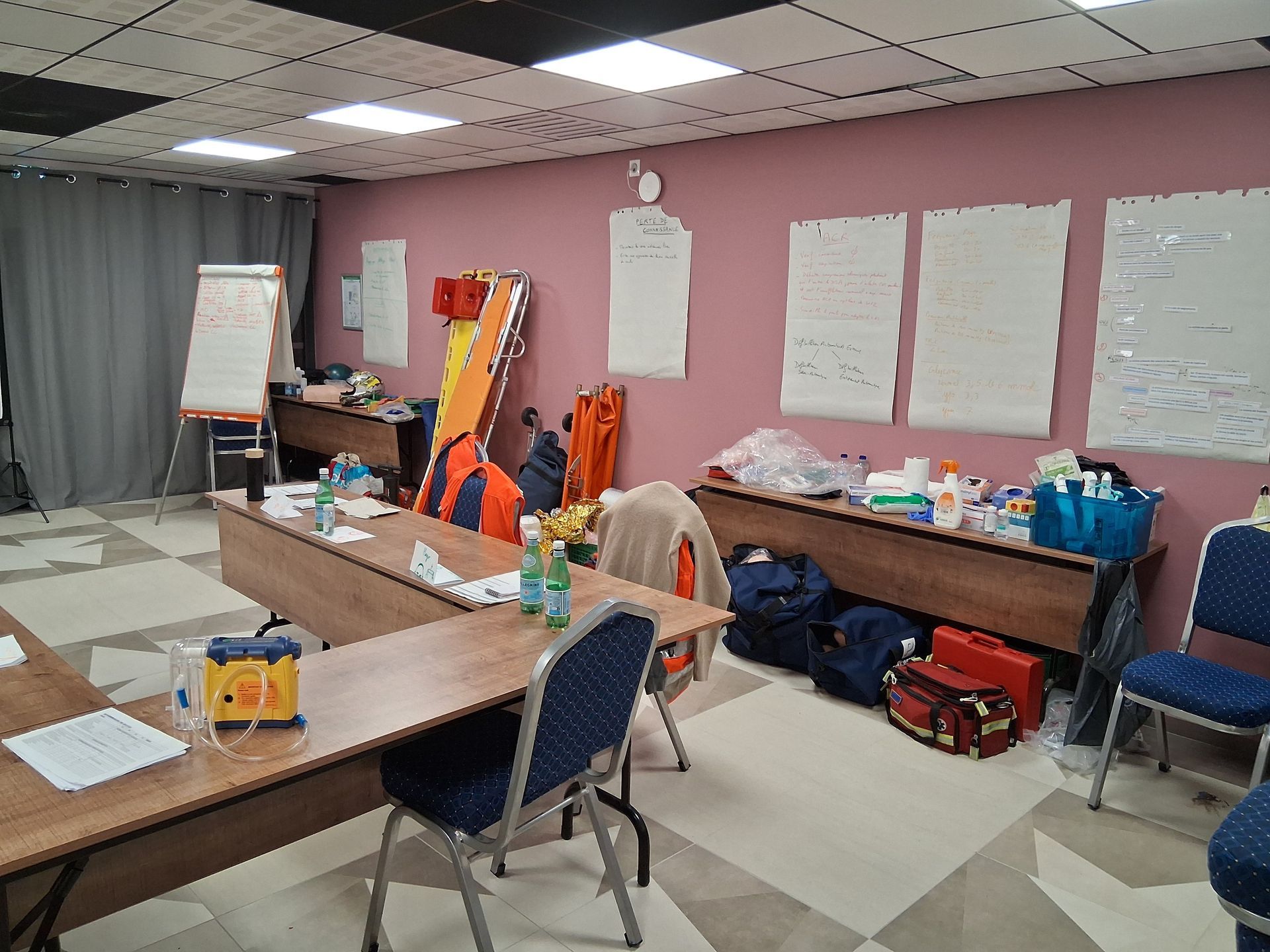 Salle de séminaire avec table de réunion et matériel