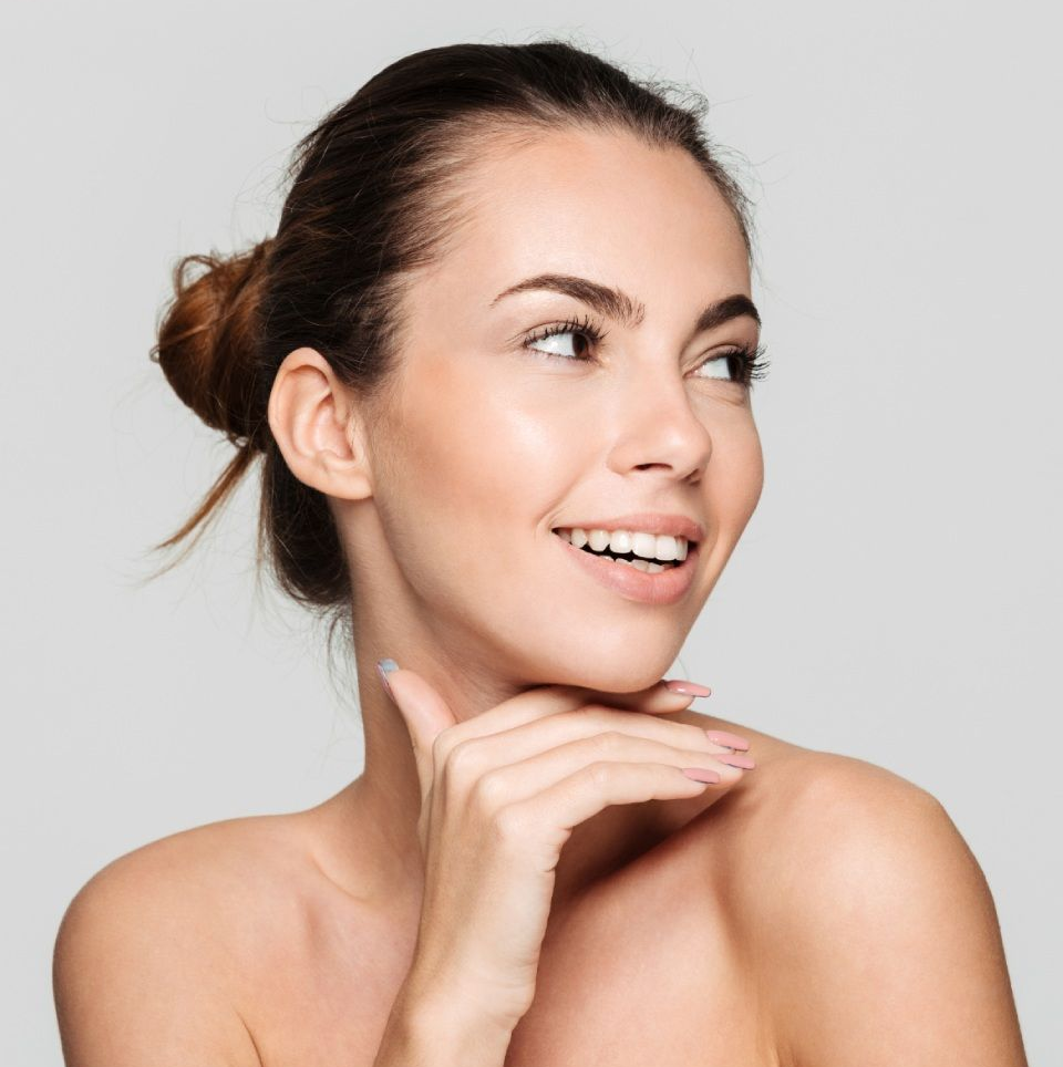 Ästhetik Atelier Dörschner - Voluminöse Lippen, Haarsträhne, Hand streicht über Kinn