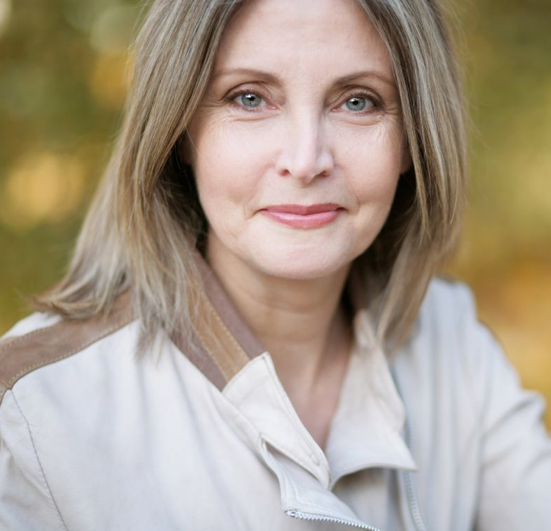 Ästhetik Atelier Dörschner - Junge Frau lächelnd mit Händen an den Wangen