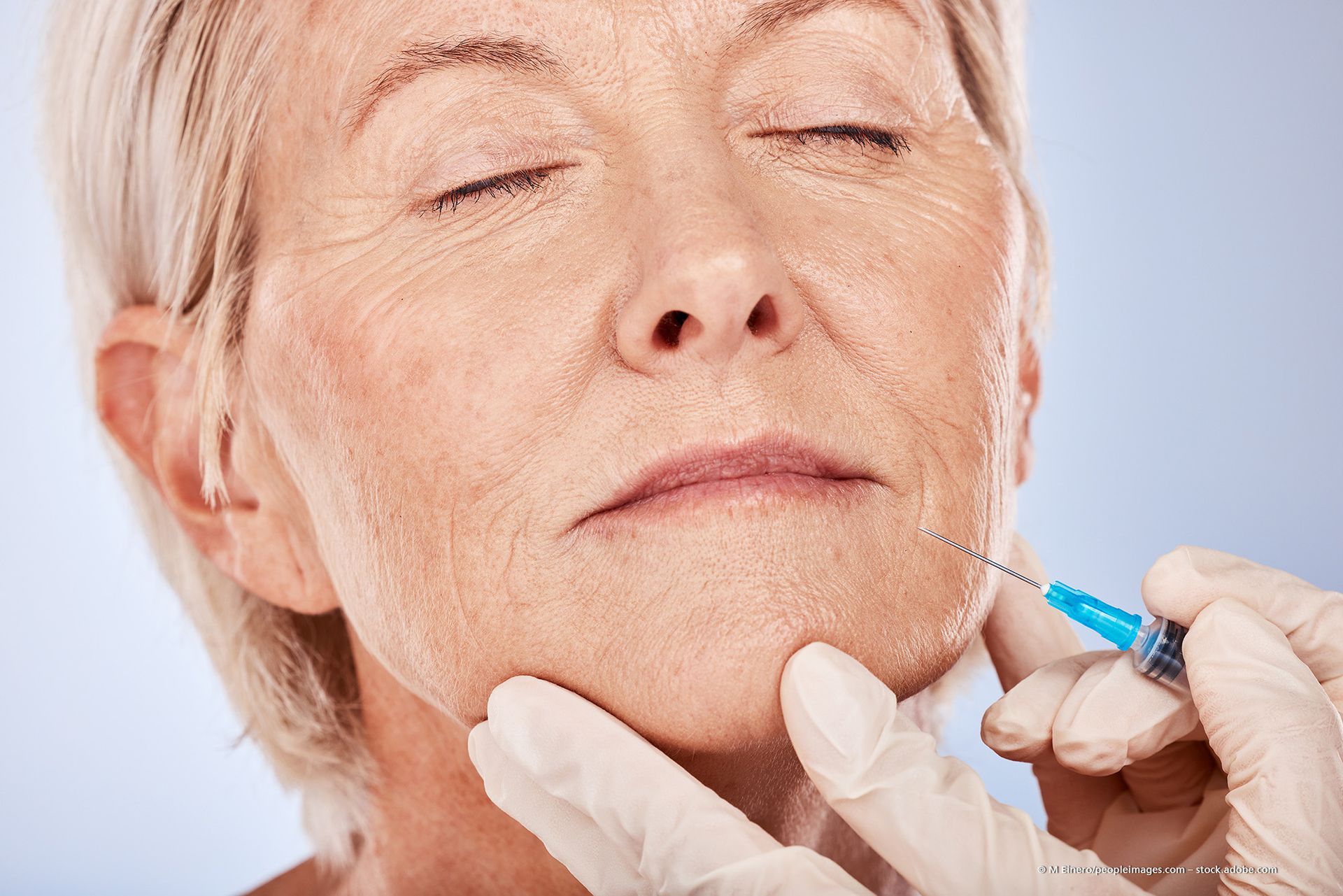 Ästhetik Atelier Dörschner - Lächelnde Frau mit Hand auf Schulter