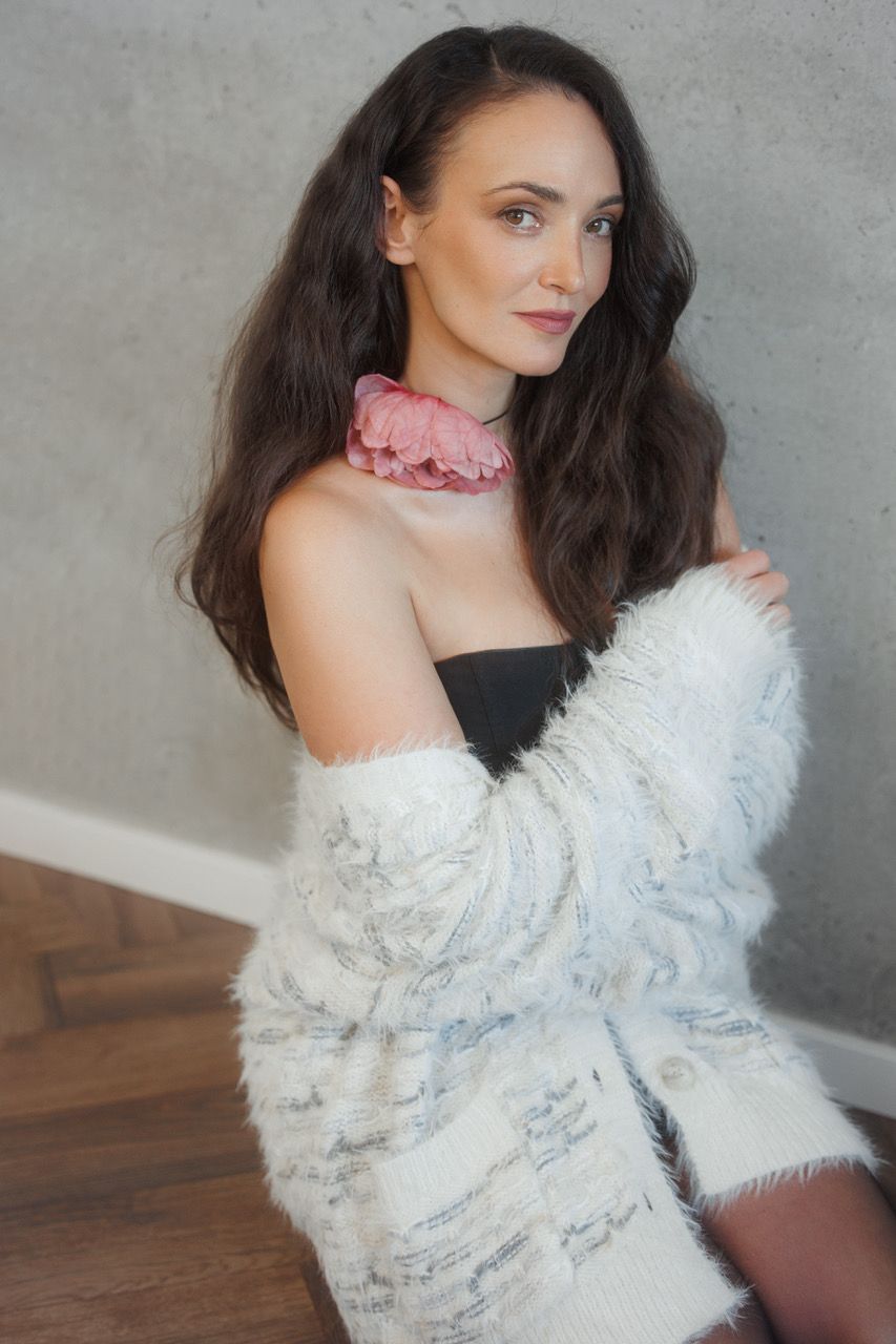 Ästhetik Atelier Dörschner - Frau von der Seite, Finger am Kinn