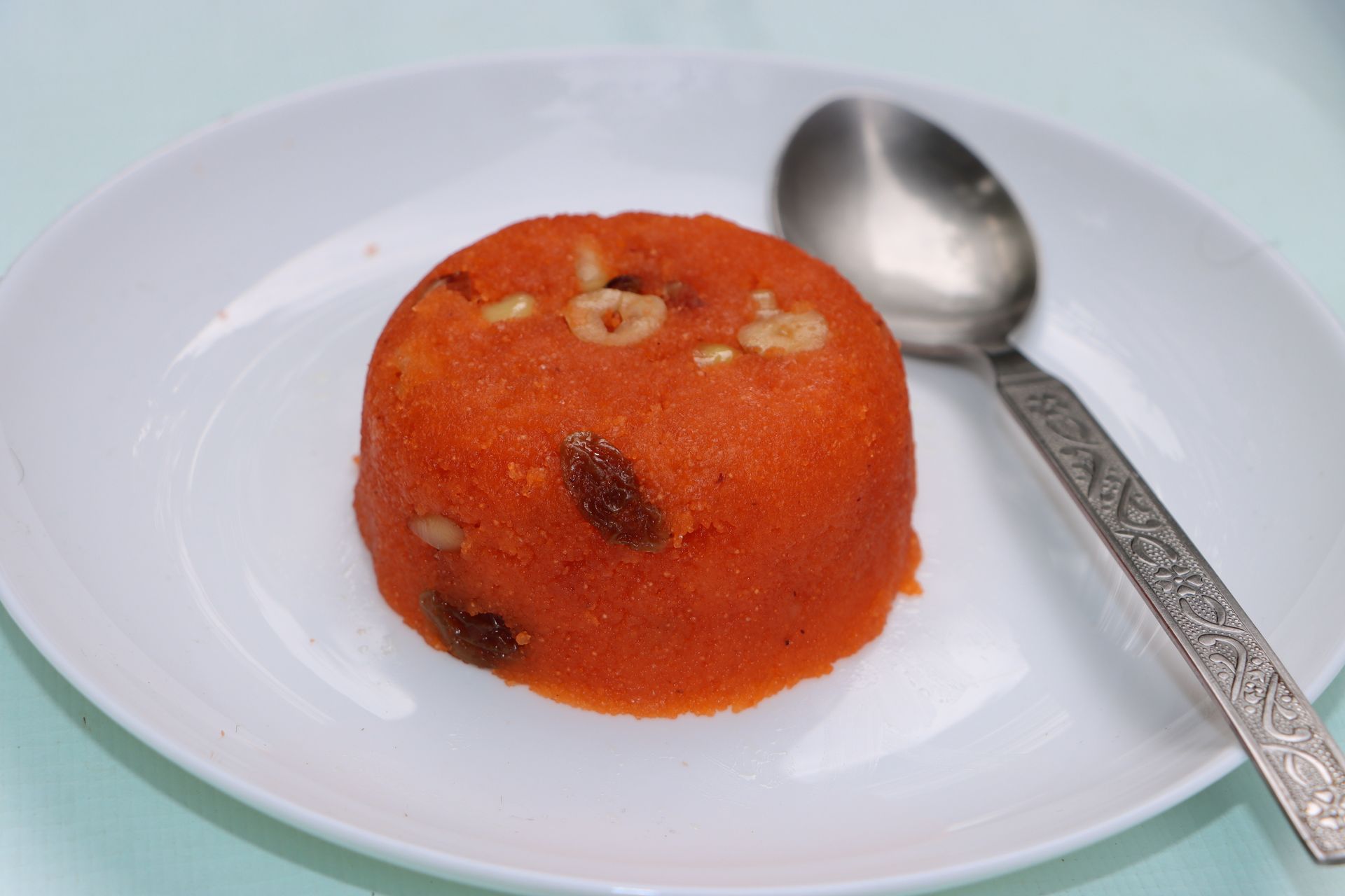 Dessert halva à l'orange avec des noix et des raisins secs.