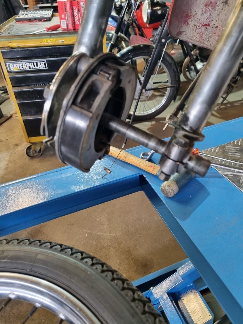 In einer Garage wird an einem Motorrad gearbeitet