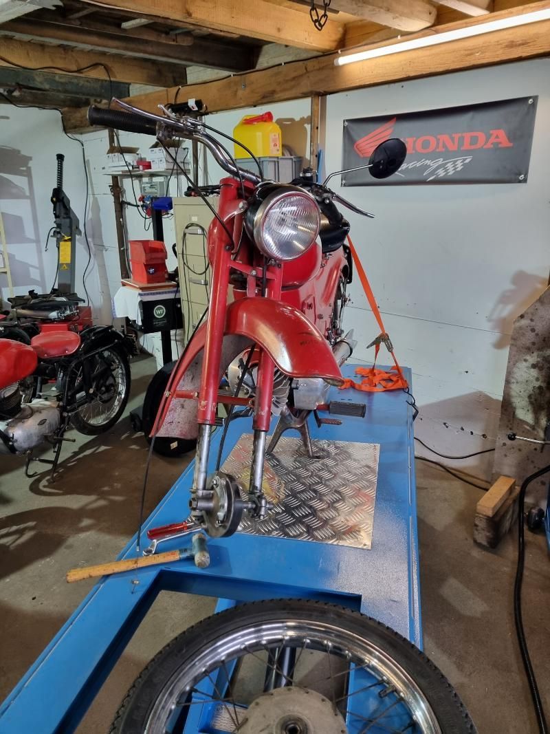 In einer Garage wird an einem Motorrad gearbeitet