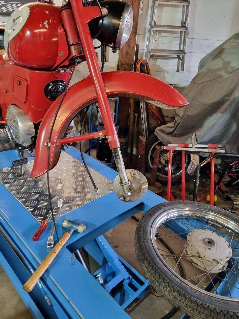 In einer Garage wird an einem Motorrad gearbeitet