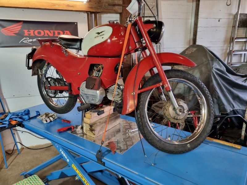 In einer Garage wird an einem Motorrad gearbeitet