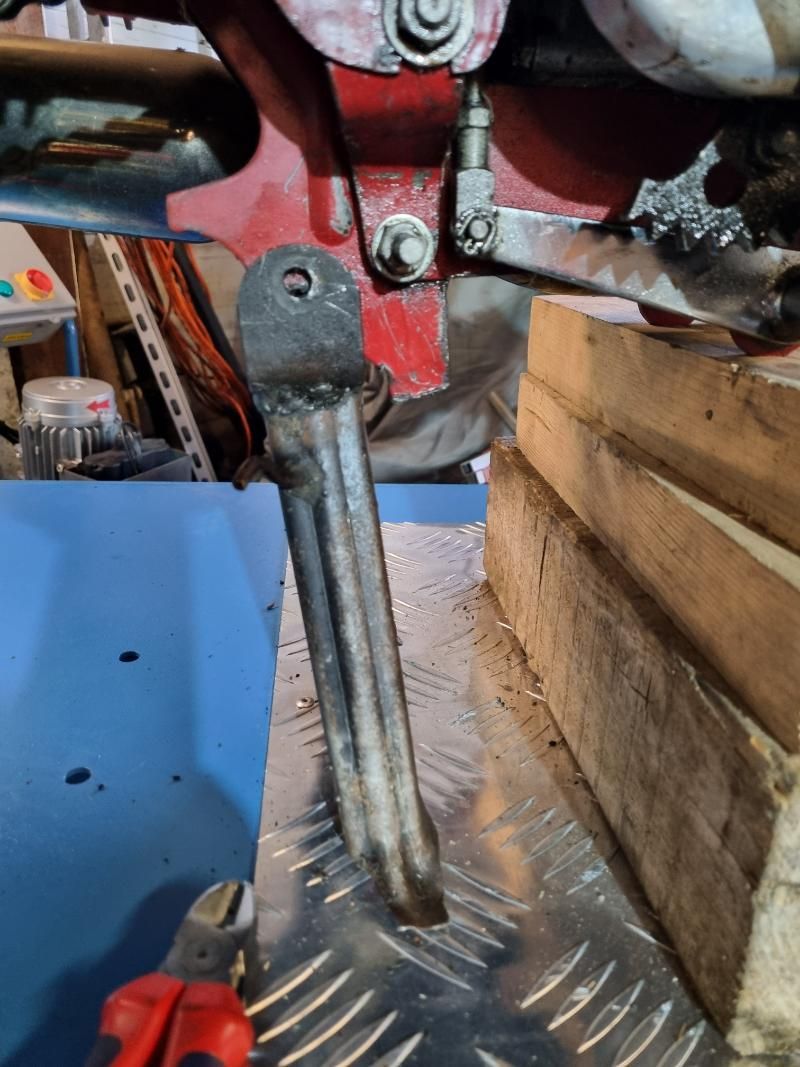 In einer Garage wird an einem Motorrad gearbeitet