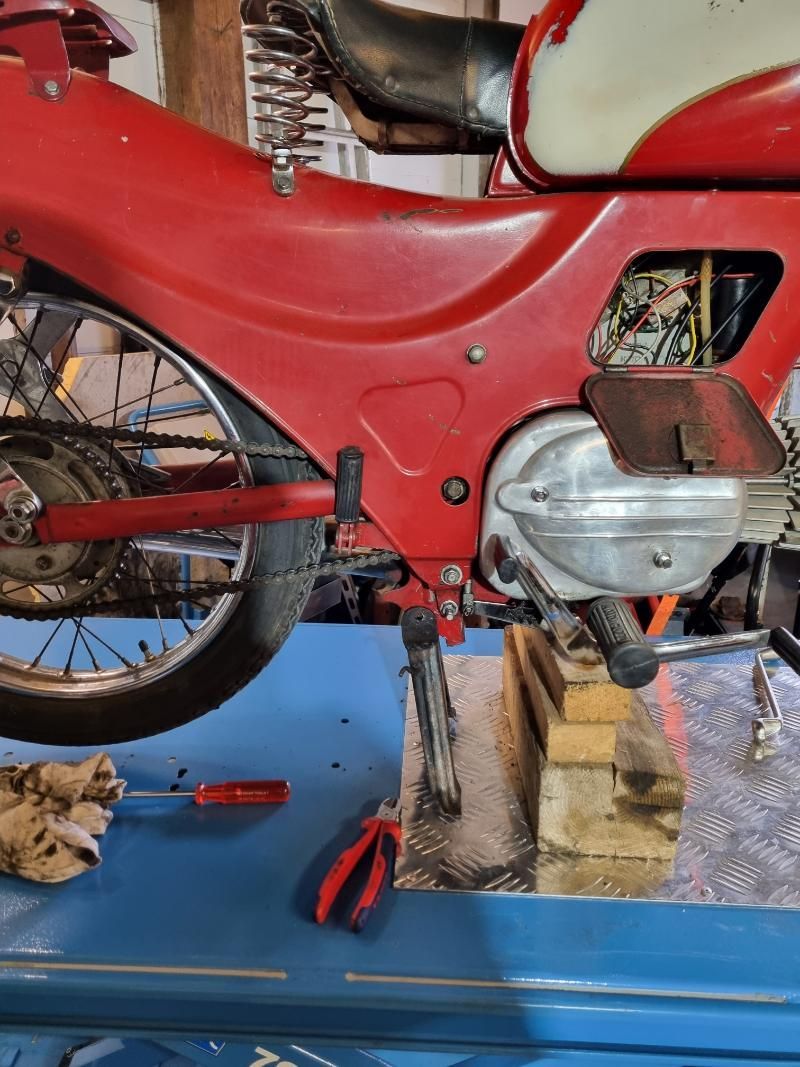 In einer Garage wird an einem Motorrad gearbeitet