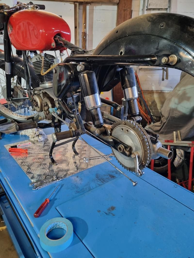 In einer Garage wird an einem Motorrad gearbeitet