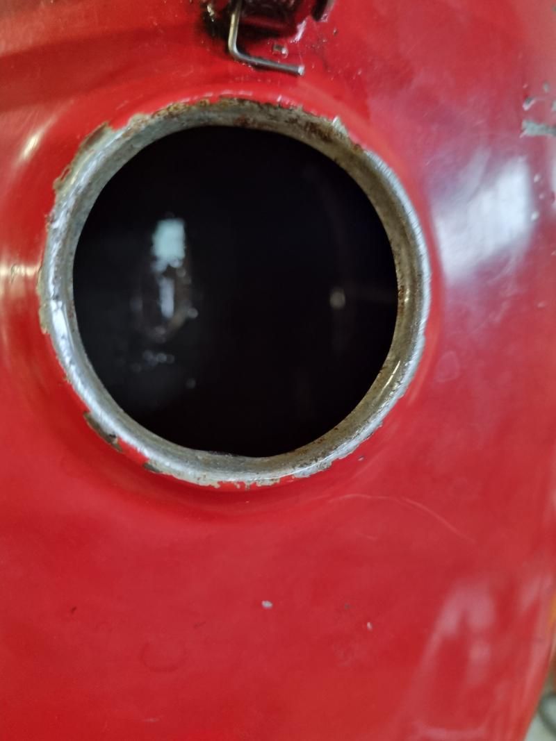 Eine Nahaufnahme von einem roten Kraftstofftank