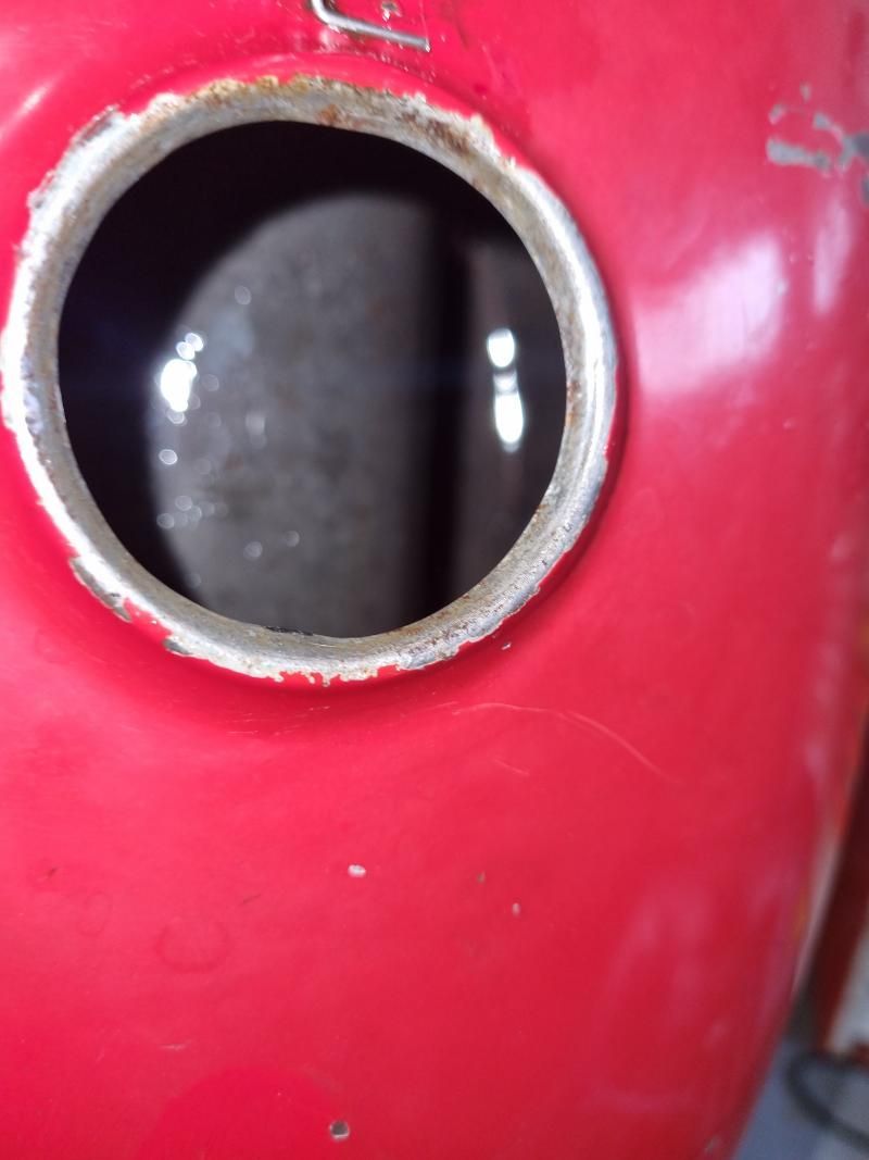 Eine Nahaufnahme von einem roten Kraftstofftank