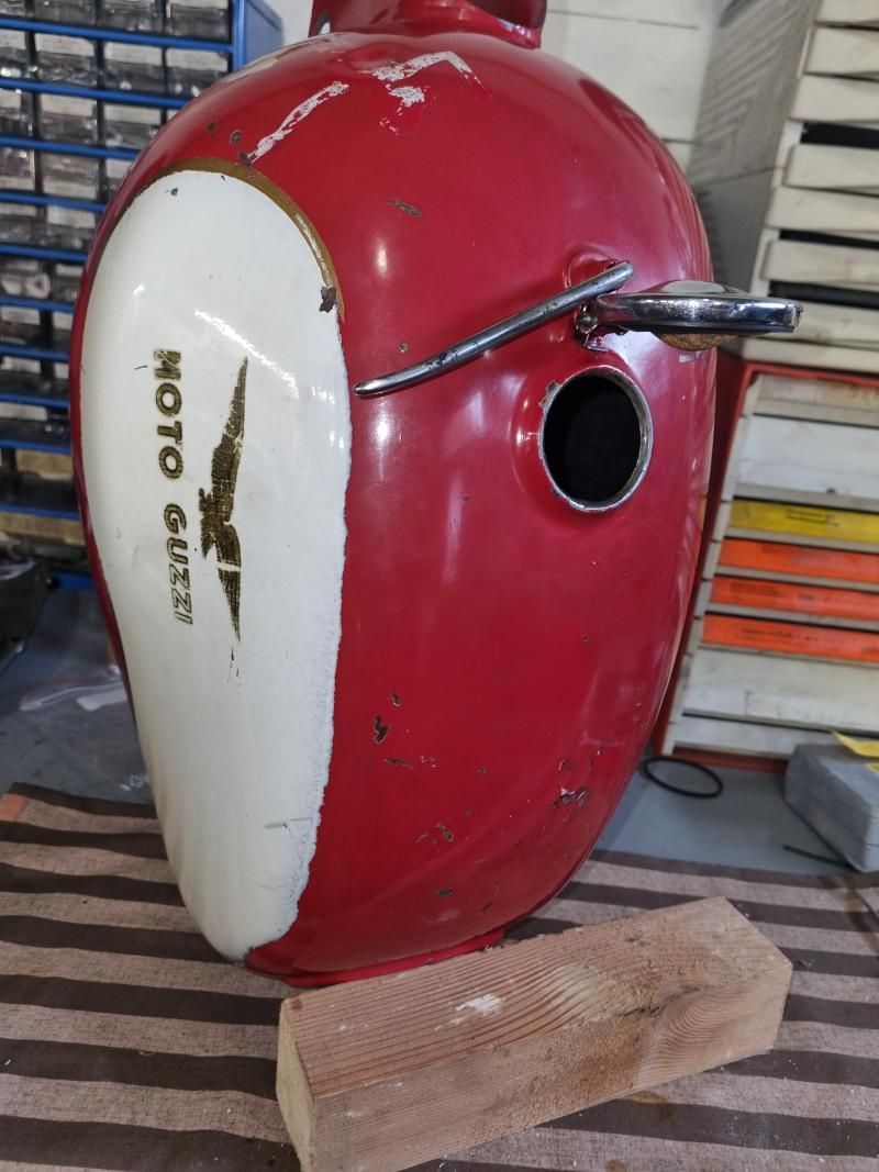 Ein rot-weisser Motorradtank