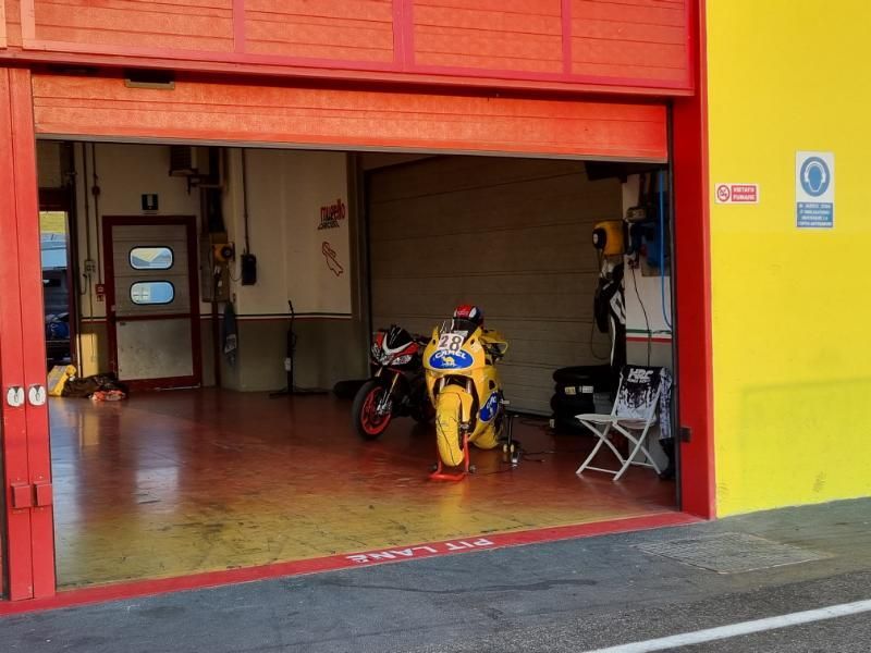 Ein gelbes Motorrad in einer Werkstatt