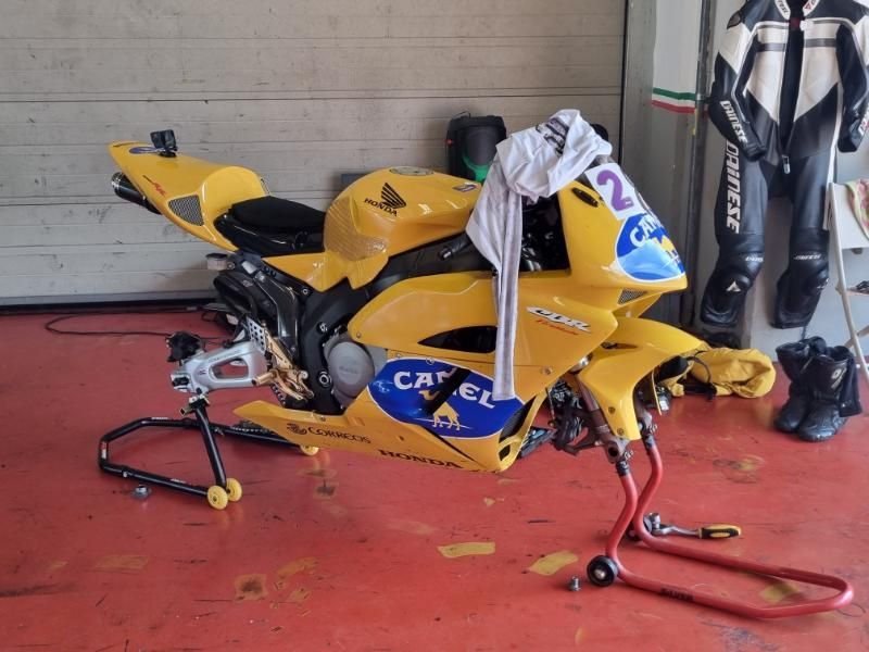 Ein gelbes Motorrad wird repariert