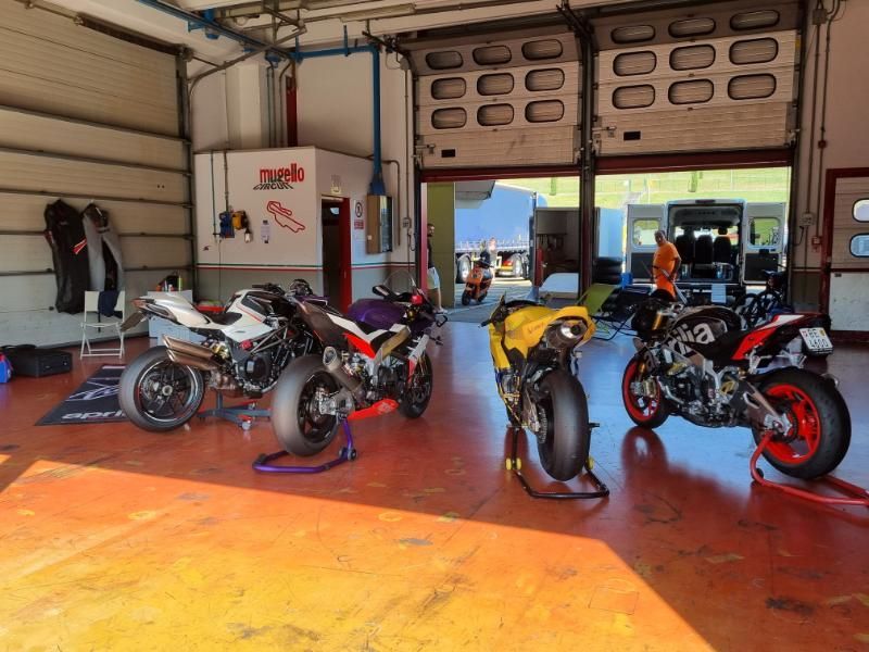 Verschiedene Motorräder sind in einer Garage geparkt