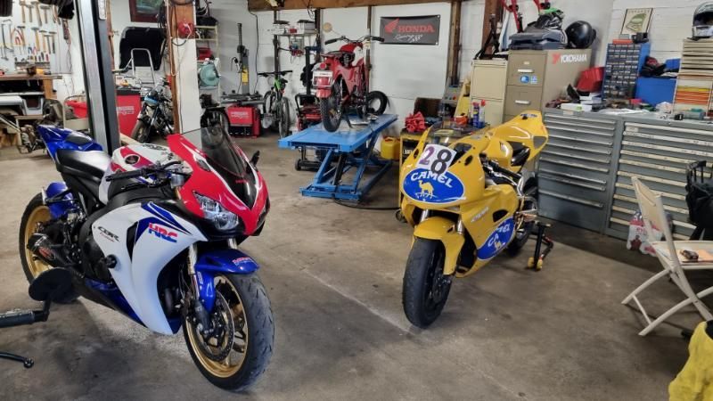 Motorräder in einer Garage