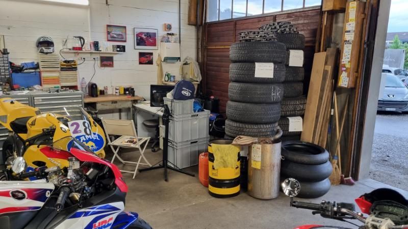 Ein Motorrad steht in einer Garage