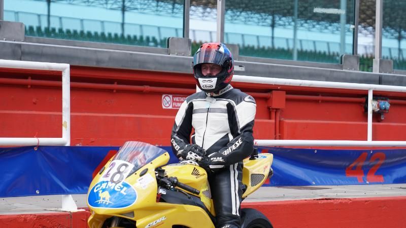 Motorsportler auf einem gelben Motorrad