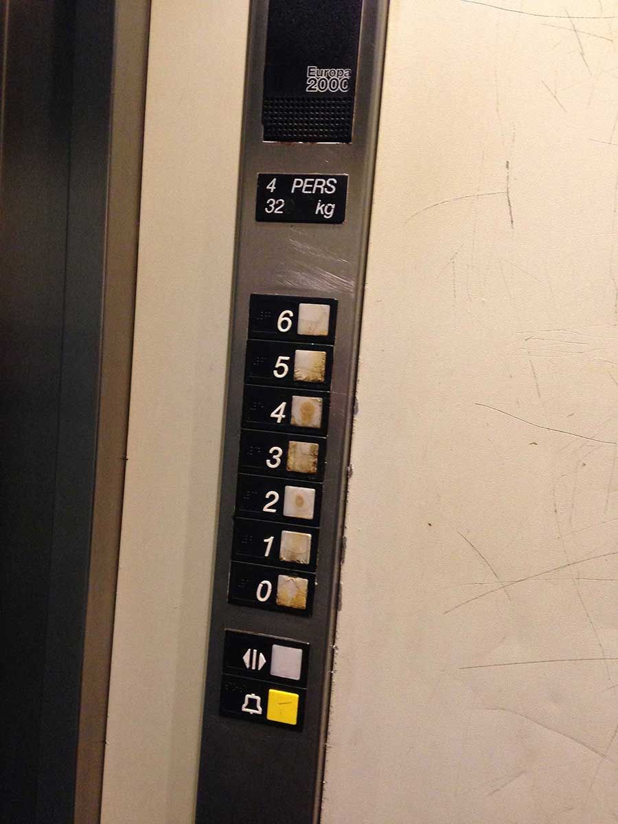 Panel de control del ascensor con botones de selección de pisos 0-6 y un botón de llamada.