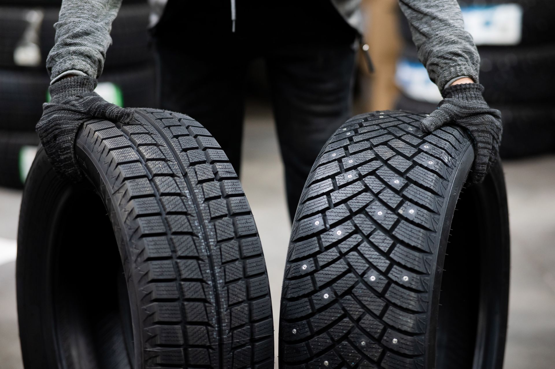 Deux pneus tenus par un homme