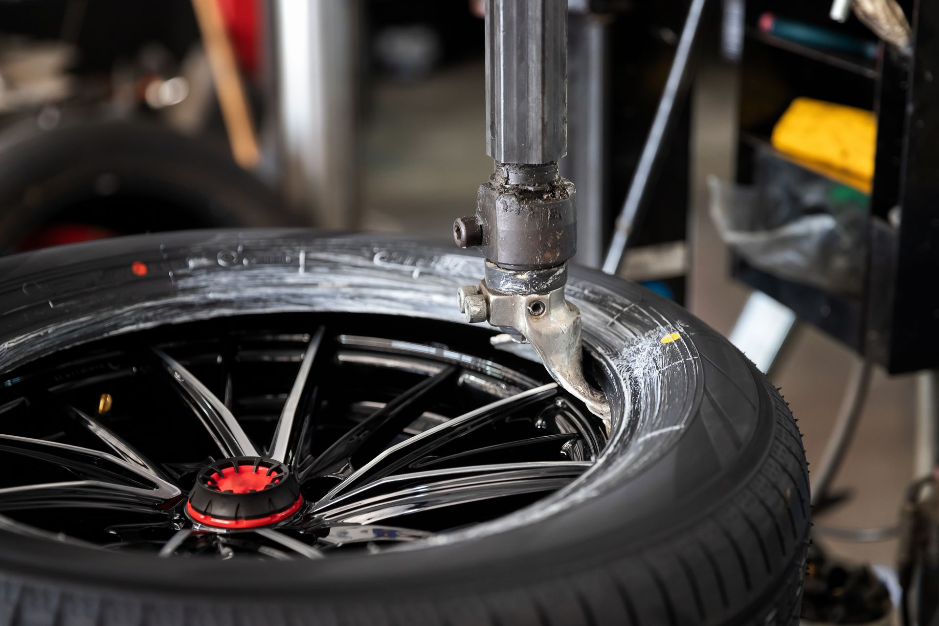 Changement de pneu d'une roue de voiture