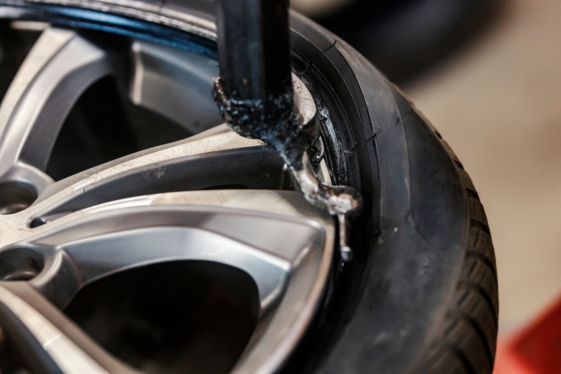 Une pneu retiré de la jante