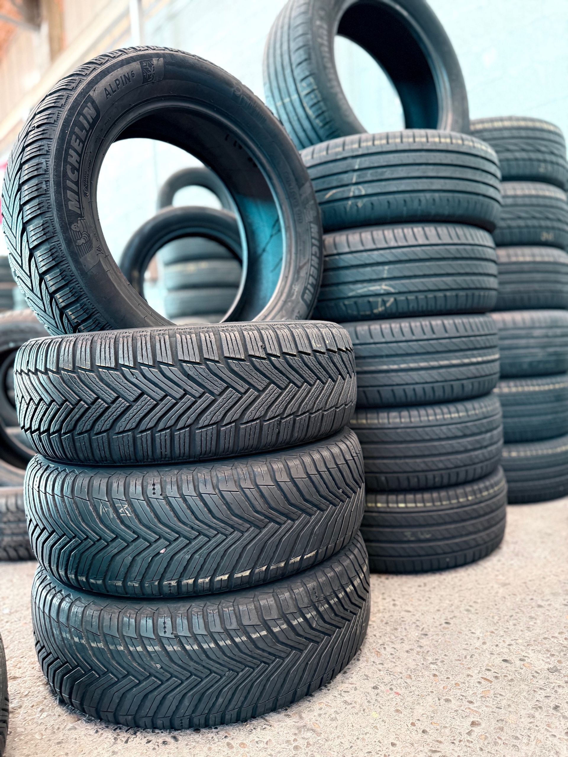 Un mécanicien qui fait rouler une roue au sol