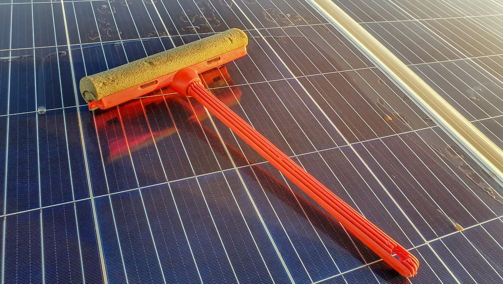 Panneau solaire avec une brosse posée dessus