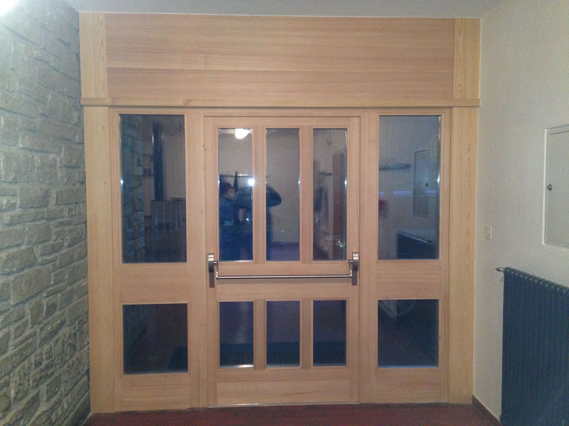 Porta in legno con apertura a spinta