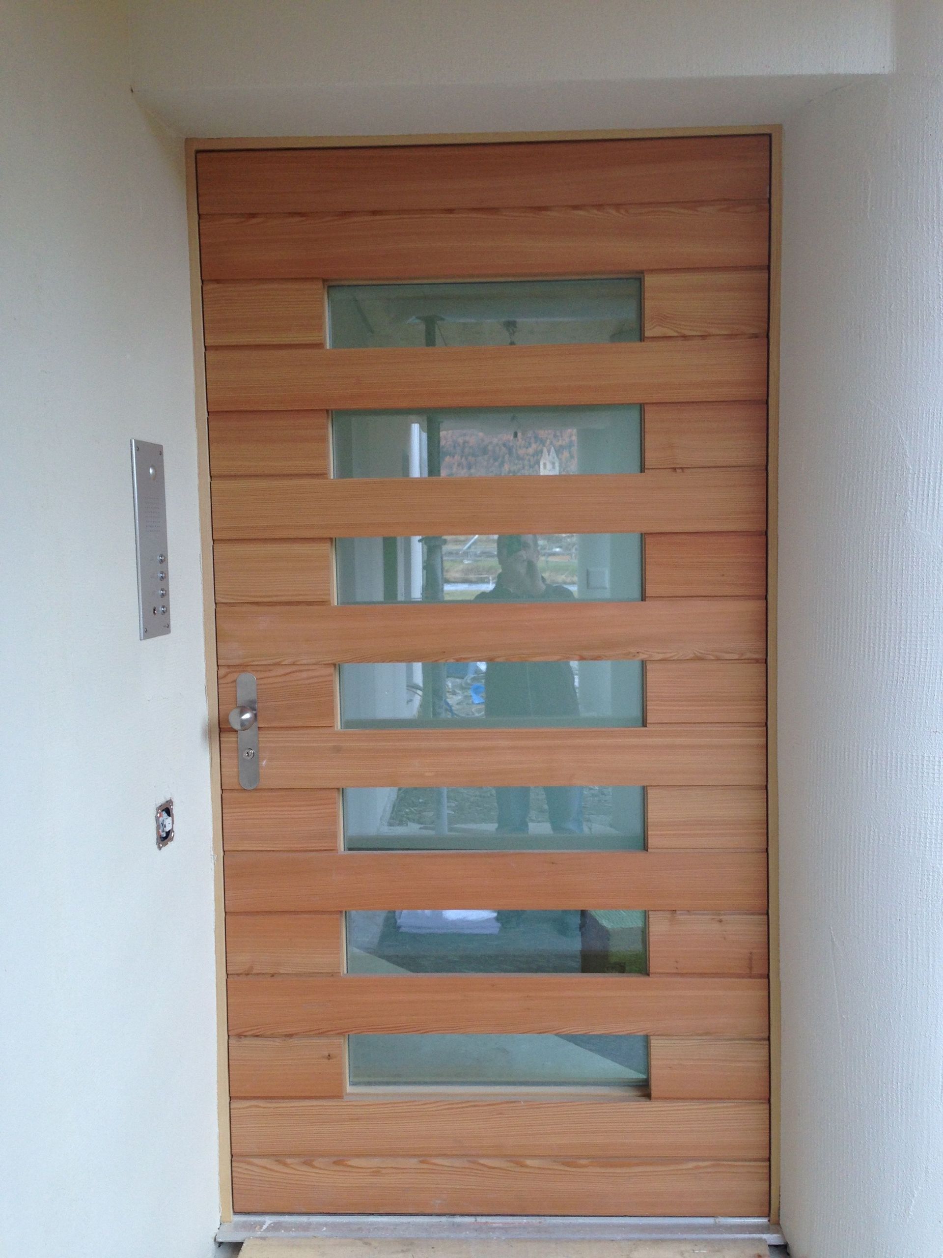 Porta in legno con aperture