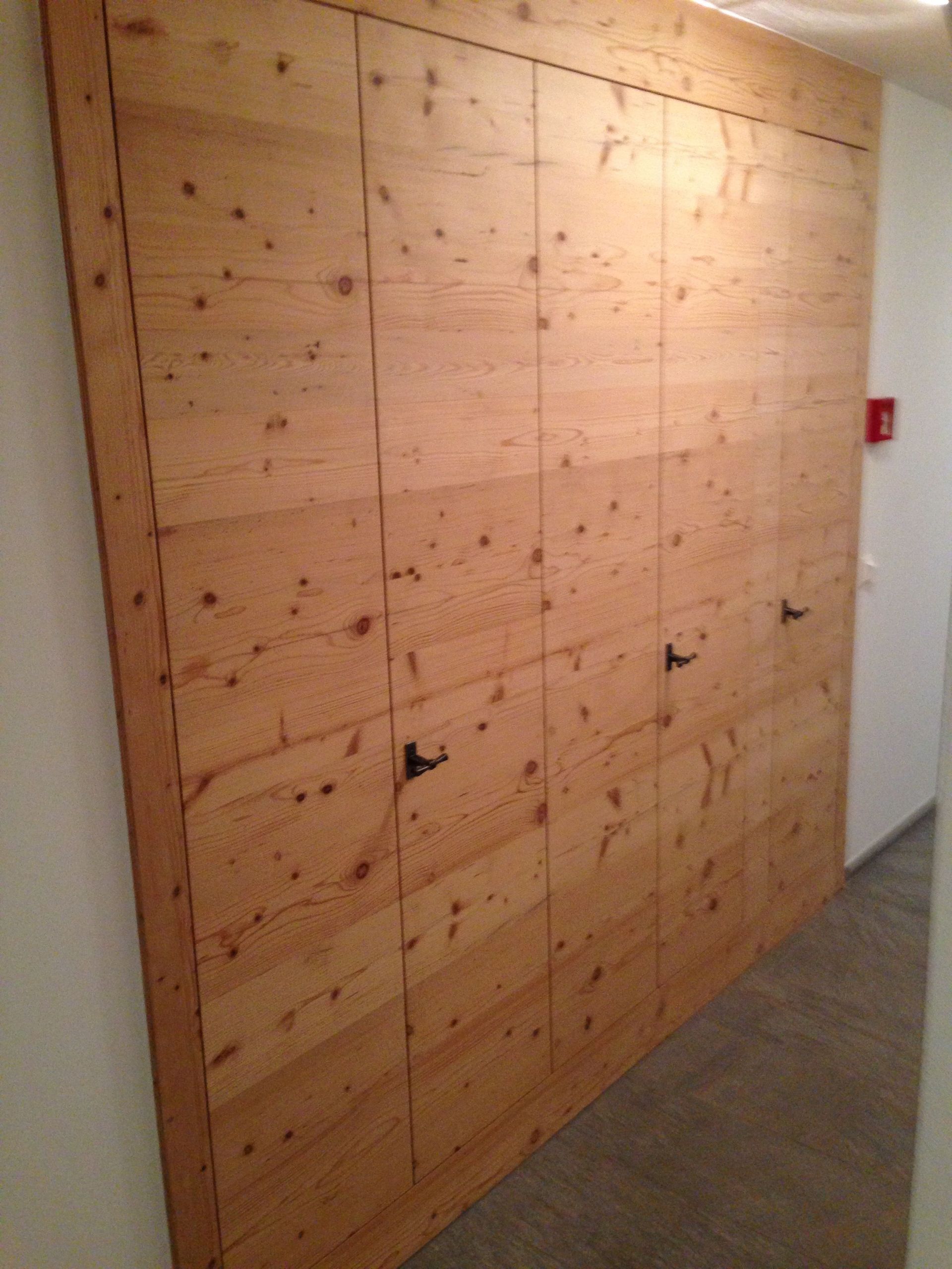 Armadio a muro in legno