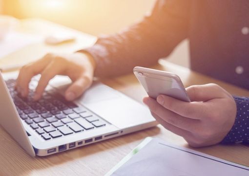 Person reinigt ein Rohr auf einer Straße