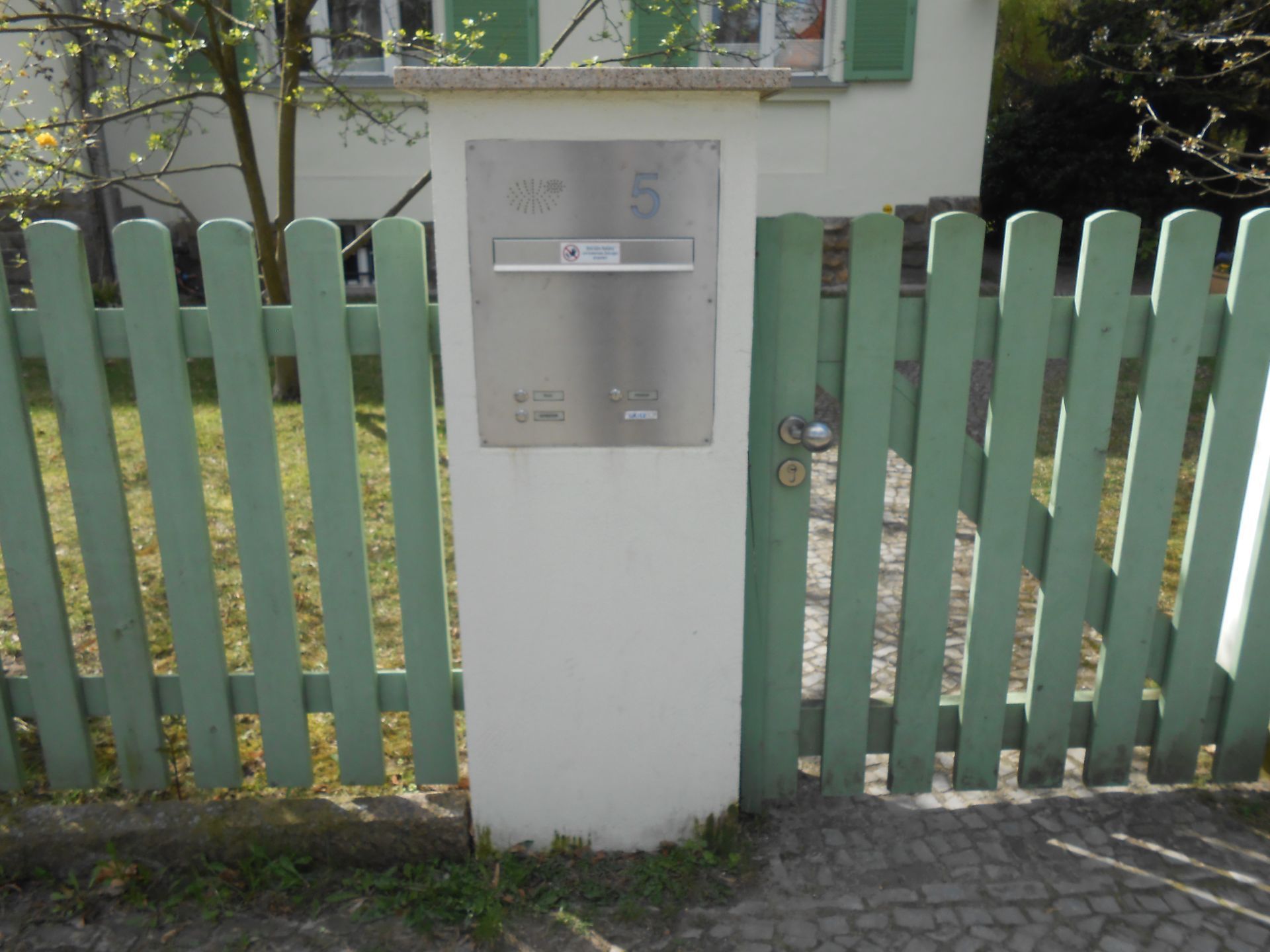 Grüner Zaun von Holz-König Ernst König OHG um ein Haus