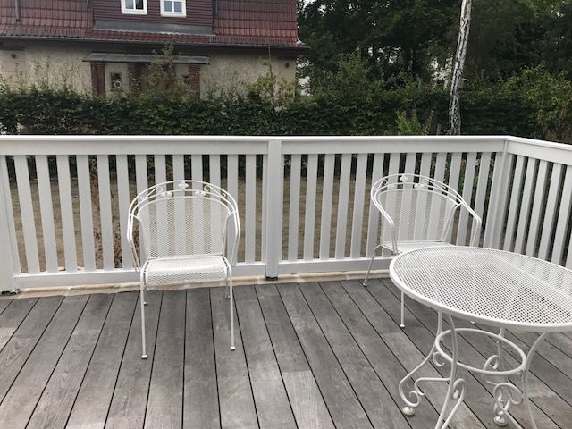 Weißer Holzzaun von Holz-König Ernst König OHG um eine Terrasse