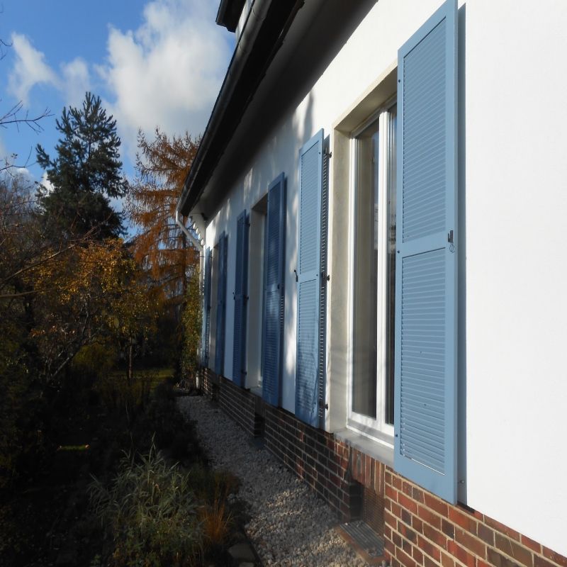 Hellblaue Holzfensterläden von Holz-König Ernst König OHG an einem Einfamilienhaus