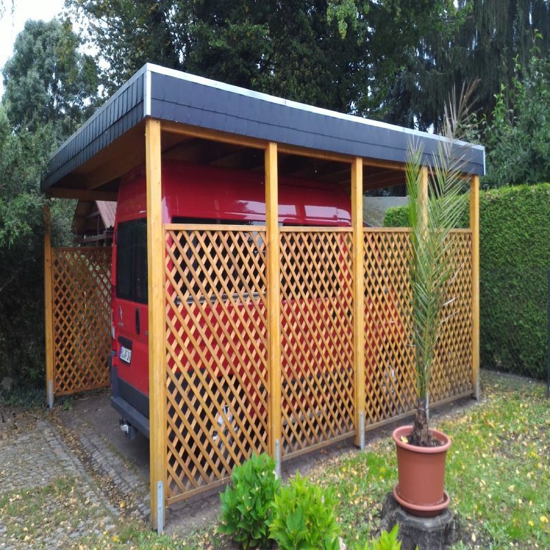 Carport von Holz-König Ernst König OHG mit rotem Auto