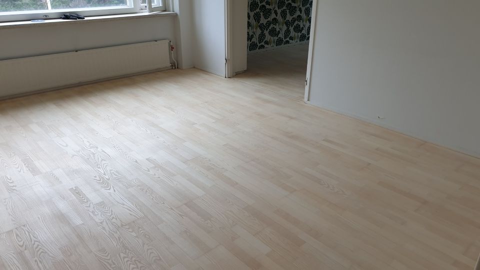 Vaalea parkettilattia