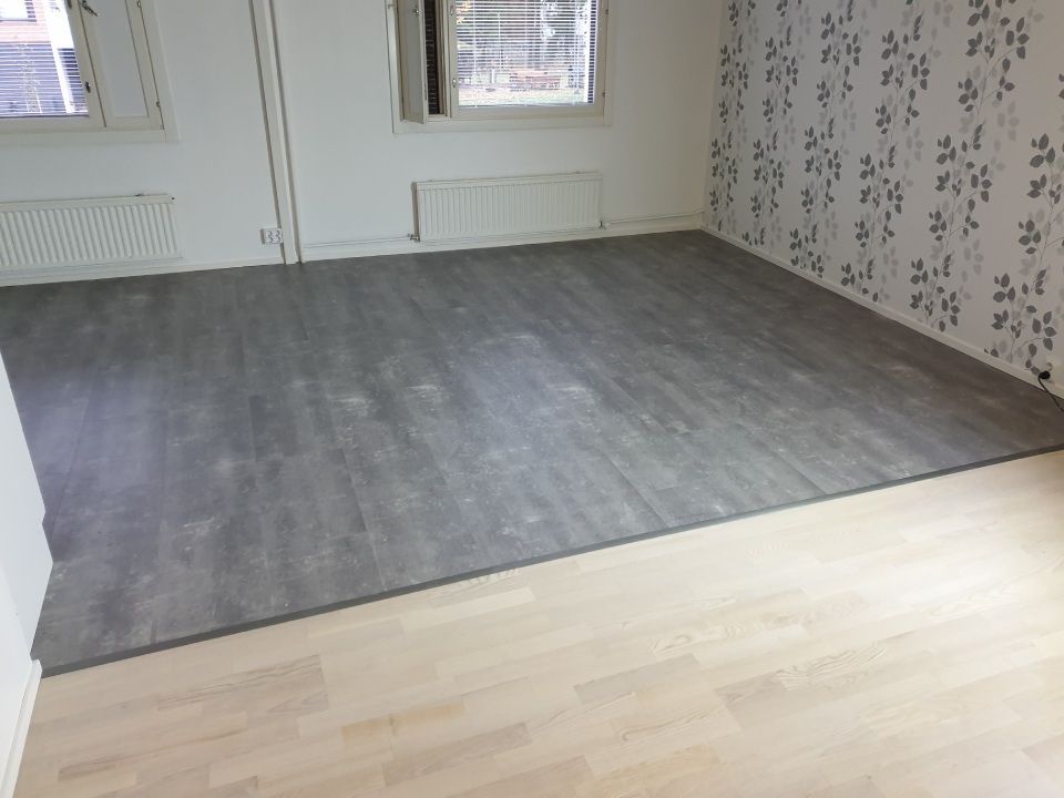 Lattian päällystys laatalla