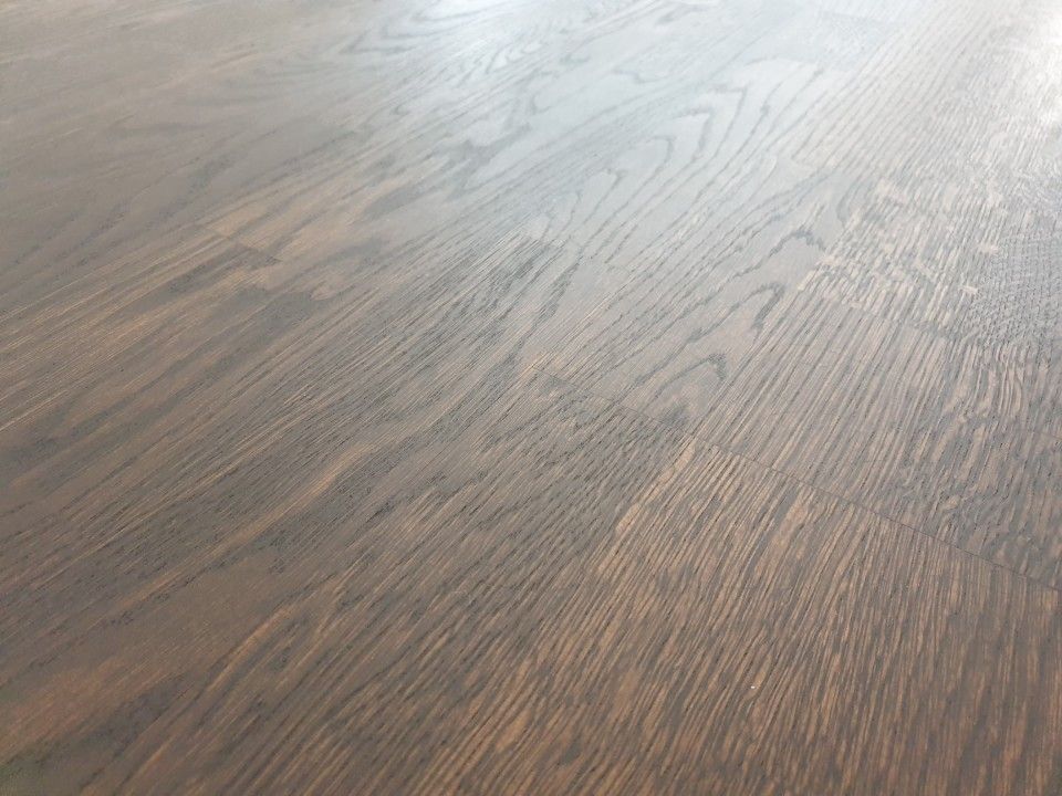 Tumma parkettilattia